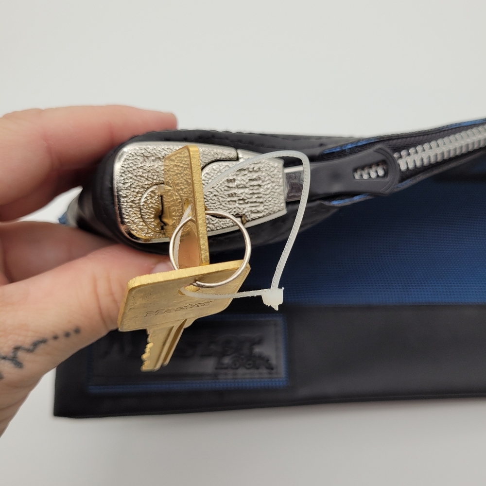 MASTER LOCK | locking security bag - Picture 3 of 8